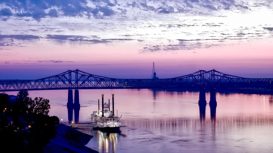 Natchez, Mississippi: Antebellum Houses Above the River