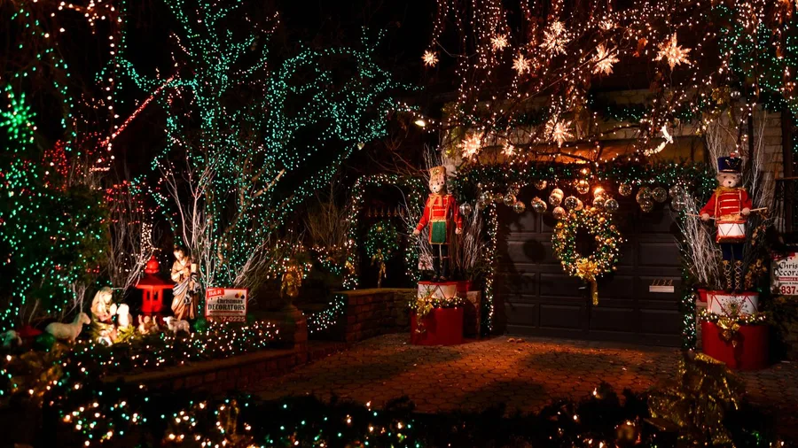 Dyker Heights, Brooklyn: A Free Ten-Block Walk