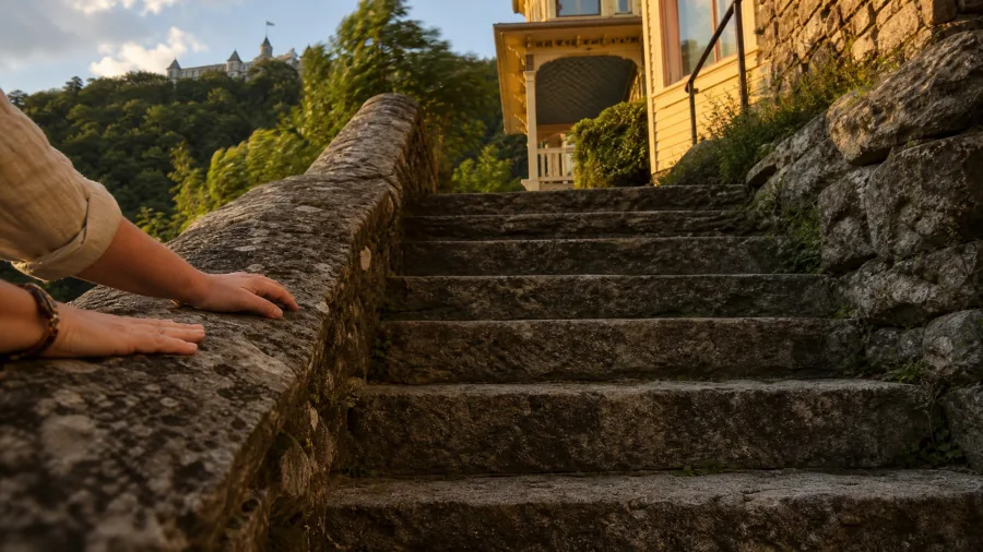 Eureka Springs: Victorians Climbing a Spring-Fed Cliff